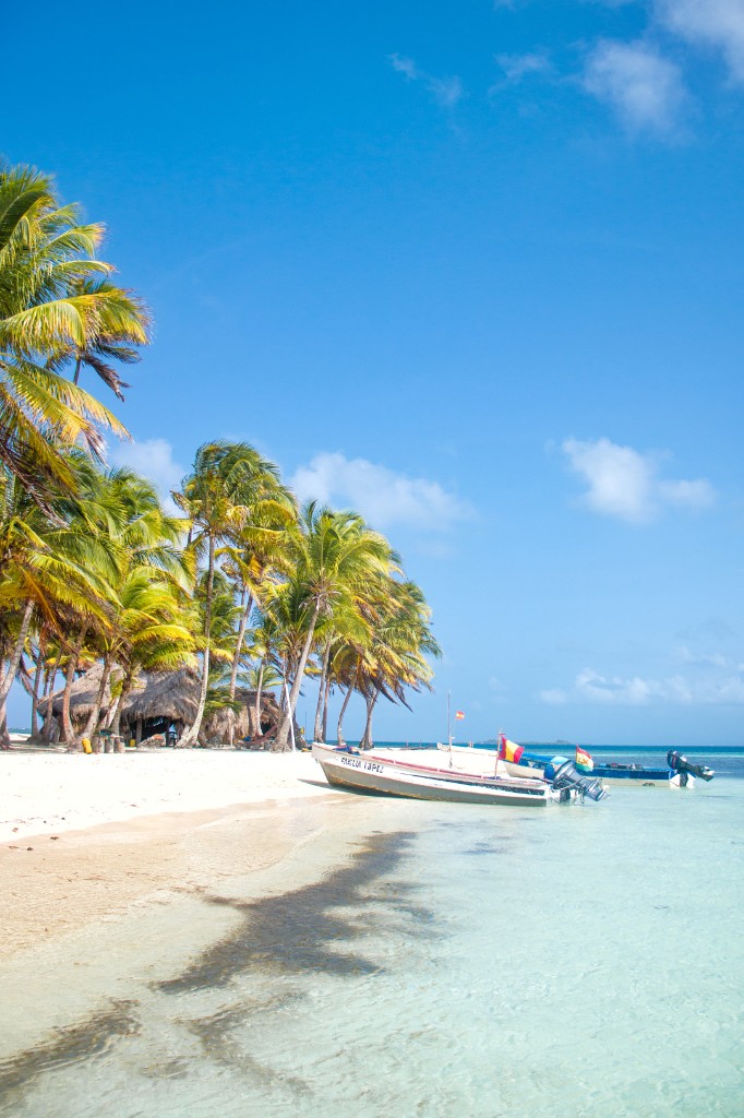 Llegada a isla con palmeras y lanchas en Guna Yala